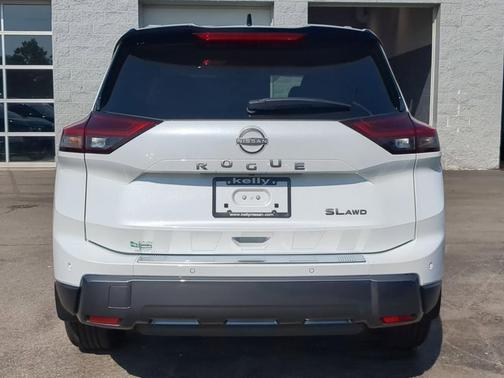 Everest White Pearl/Super Black 2025 Nissan Rogue SL