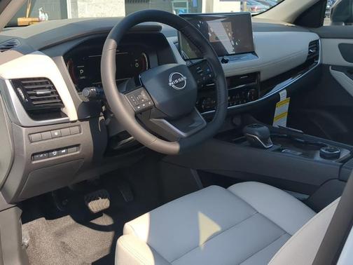 Everest White Pearl/Super Black 2025 Nissan Rogue SL