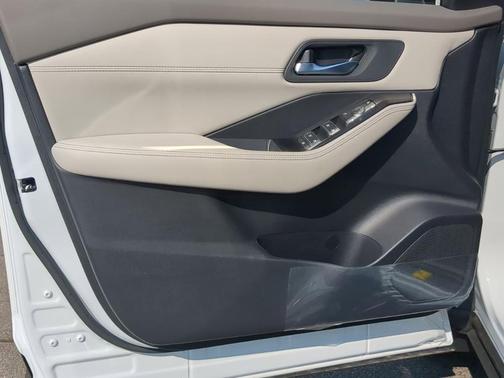 Everest White Pearl/Super Black 2025 Nissan Rogue SL