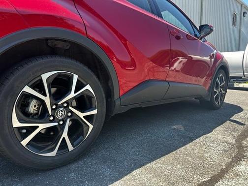 2022 Toyota C-HR XLE