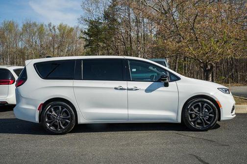 Bright White Clearcoat 2026 Chrysler Pacifica Select