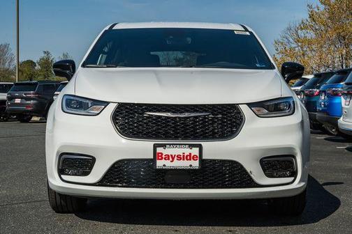 Bright White Clearcoat 2026 Chrysler Pacifica Select