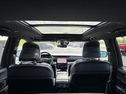 Metallic 2022 Jeep Grand Cherokee Overland