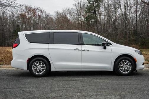 2026 Chrysler Voyager LX