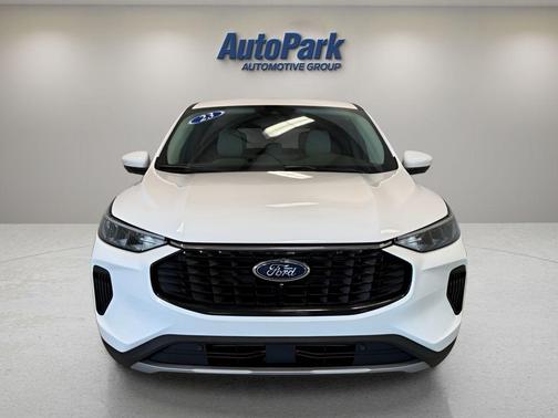Oxford White 2023 Ford Escape Active
