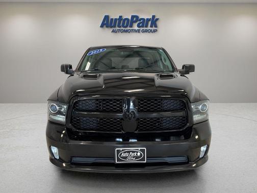 Brilliant Black Crystal Pearlcoat 2018 RAM 1500 Sport