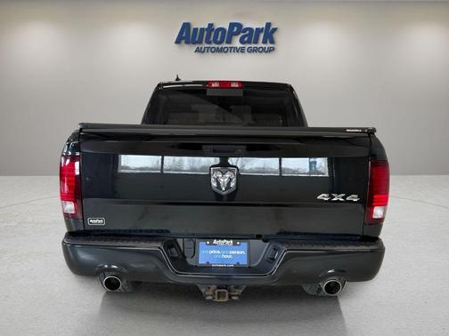 Brilliant Black Crystal Pearlcoat 2018 RAM 1500 Sport
