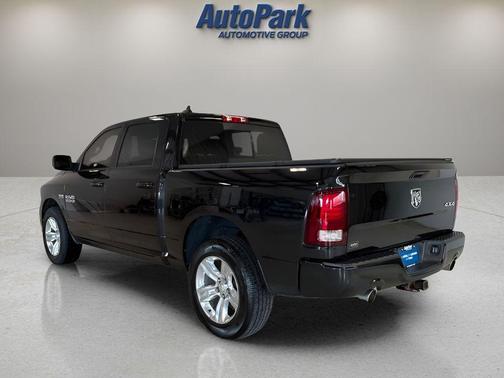 Brilliant Black Crystal Pearlcoat 2018 RAM 1500 Sport