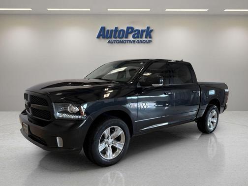 Brilliant Black Crystal Pearlcoat 2018 RAM 1500 Sport