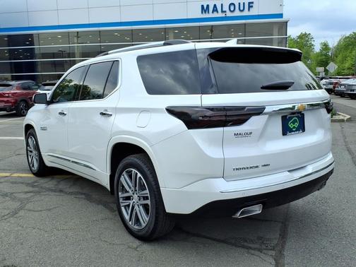 Iridescent Pearl Tricoat 2023 Chevrolet Traverse High Country