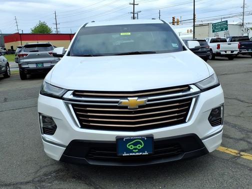 Iridescent Pearl Tricoat 2023 Chevrolet Traverse High Country