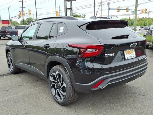 Mosaic Black Metallic 2026 Chevrolet Trax FWD 2RS