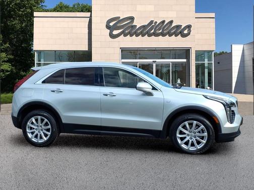 Radiant Silver Metallic 2022 Cadillac XT4 Luxury