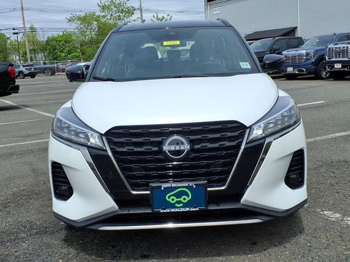Aspen White Tricoat/Super Black 2023 Nissan Kicks SR