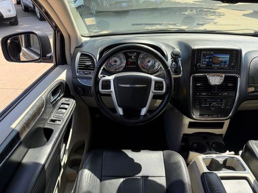 Brilliant Black Crystal Pearlcoat 2014 Chrysler Town & Country Touring