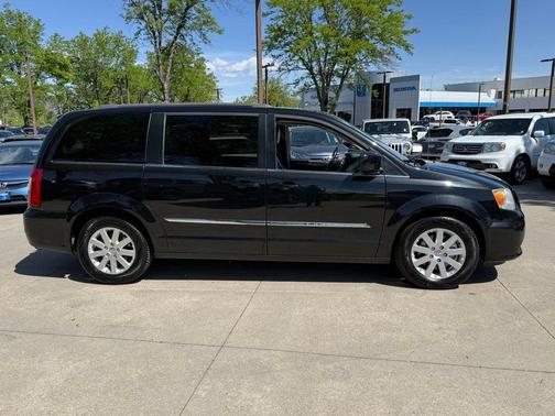 Brilliant Black Crystal Pearlcoat 2014 Chrysler Town & Country Touring