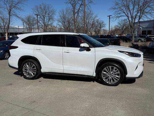 Wind Chill Pearl 2022 Toyota Highlander Platinum