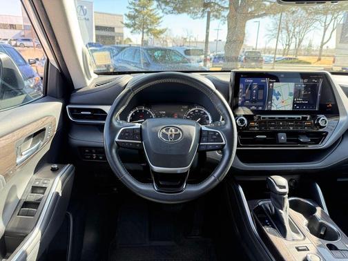 Wind Chill Pearl 2022 Toyota Highlander Platinum