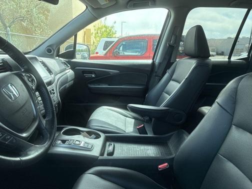 White 2023 Honda Ridgeline RTL