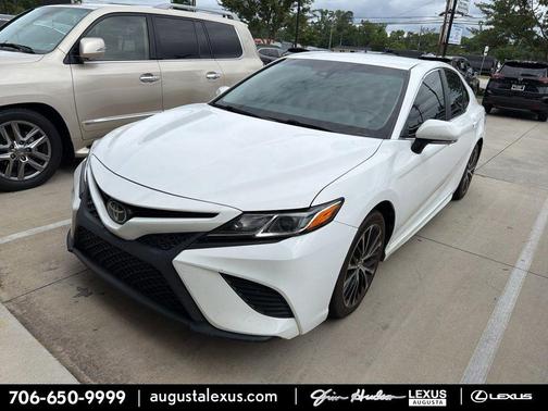 Super White 2018 Toyota Camry SE