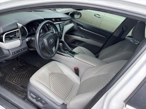 Super White 2018 Toyota Camry SE