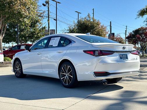 2023 Lexus ES 300h Base