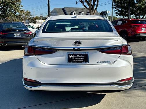 2023 Lexus ES 300h Base