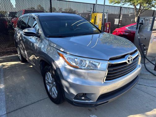 Silver Sky Metallic 2016 Toyota Highlander LE