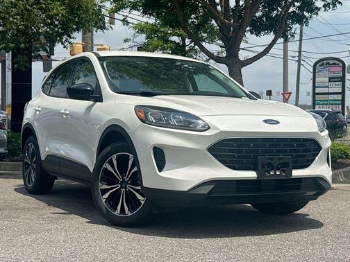White Metallic 2022 Ford Escape SE