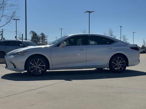 2025 Lexus ES 300h Base