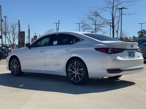 2025 Lexus ES 300h Base