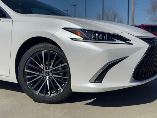 2025 Lexus ES 300h Base