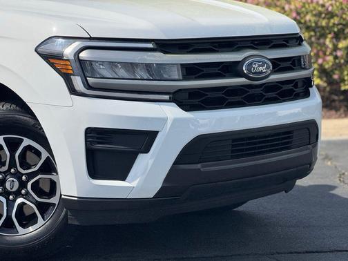 Oxford White 2024 Ford Expedition XLT