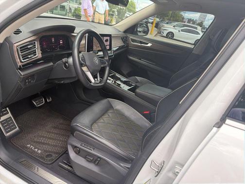 Pure White 2024 Volkswagen Atlas 2.0T SEL Premium R-Line 4MOTION