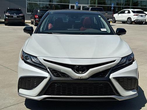 Wind Chill Pearl/Midnight Black Metallic 2023 Toyota Camry XSE