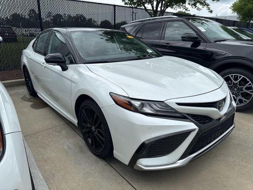 Wind Chill Pearl/Midnight Black Metallic 2023 Toyota Camry XSE