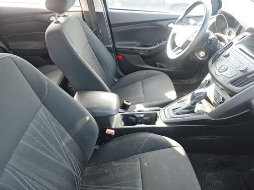 Photo 5 of 8 of 2016 Ford Focus SE