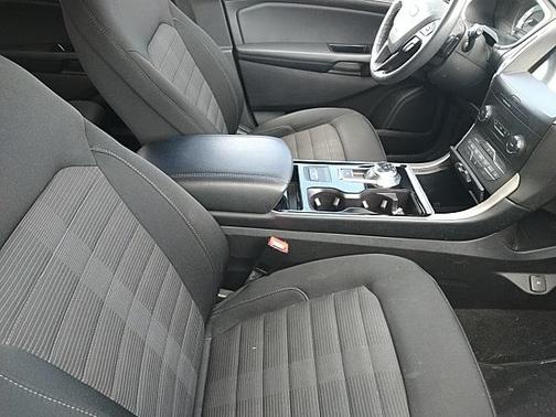 Photo 4 of 8 of 2019 Ford Edge SEL
