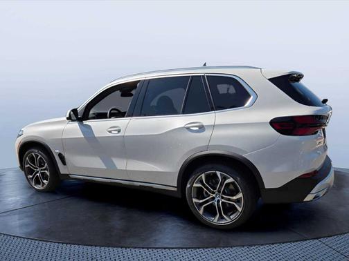 Mineral White Metallic 2026 BMW X5 xDrive40i