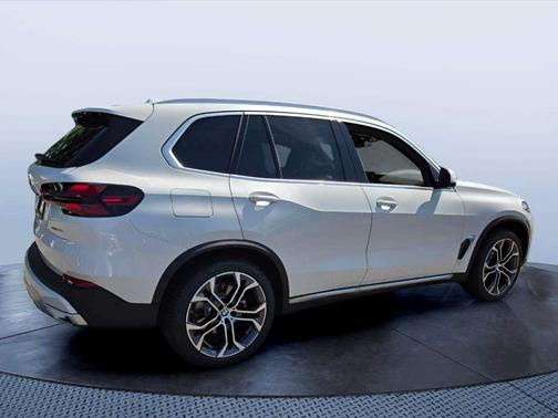 Mineral White Metallic 2026 BMW X5 xDrive40i