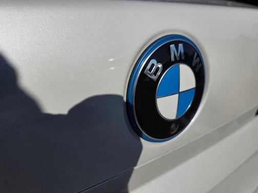 Mineral White Metallic 2023 BMW i7 xDrive60