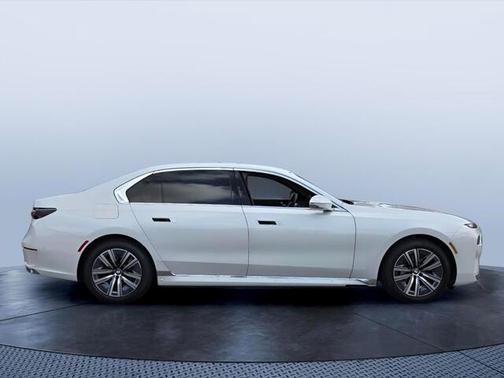 Mineral White Metallic 2023 BMW i7 xDrive60