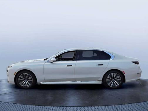 Mineral White Metallic 2023 BMW i7 xDrive60