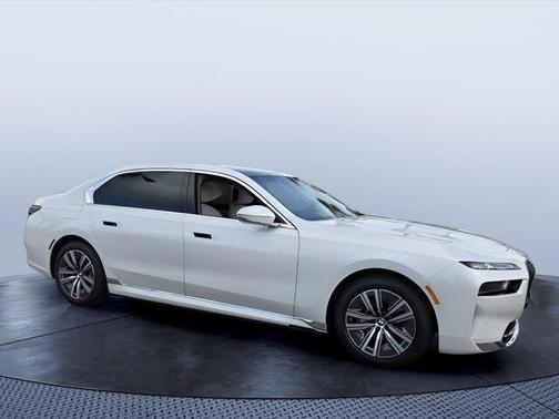 Mineral White Metallic 2023 BMW i7 xDrive60
