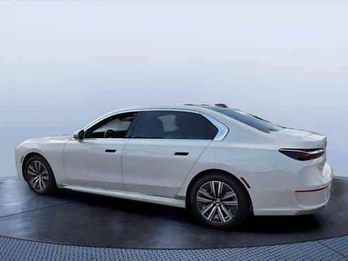 Mineral White Metallic 2023 BMW i7 xDrive60