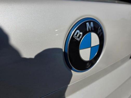 Mineral White Metallic 2023 BMW i7 xDrive60
