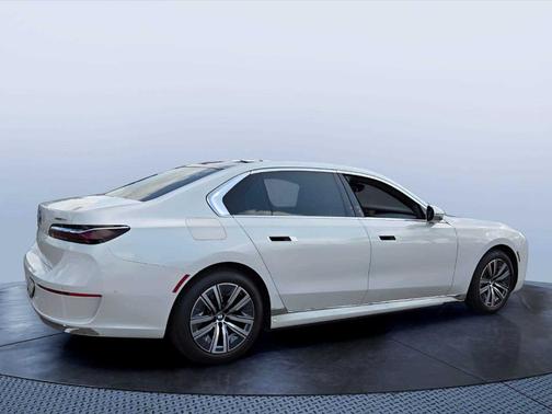 Mineral White Metallic 2023 BMW i7 xDrive60