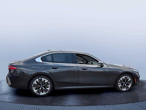Dark Graphite Metallic 2026 BMW 530 i