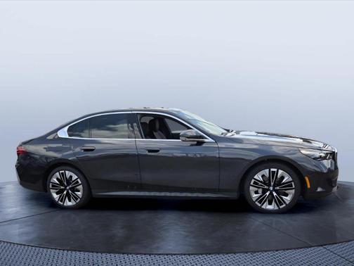 Dark Graphite Metallic 2026 BMW 530 i