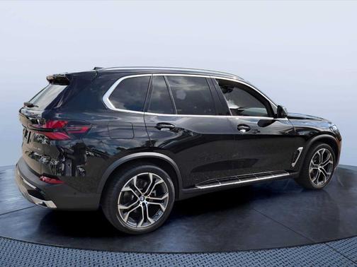 Black Sapphire Metallic 2025 BMW X5 xDrive40i